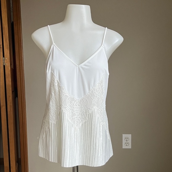 Express Lace Tank - Picture 2 of 5